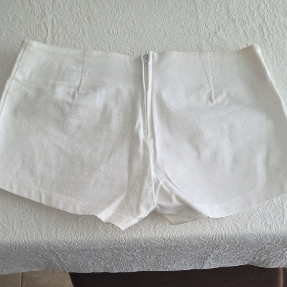 5th & Ocean White Lace-Up Shorts - Picture 4 of 9